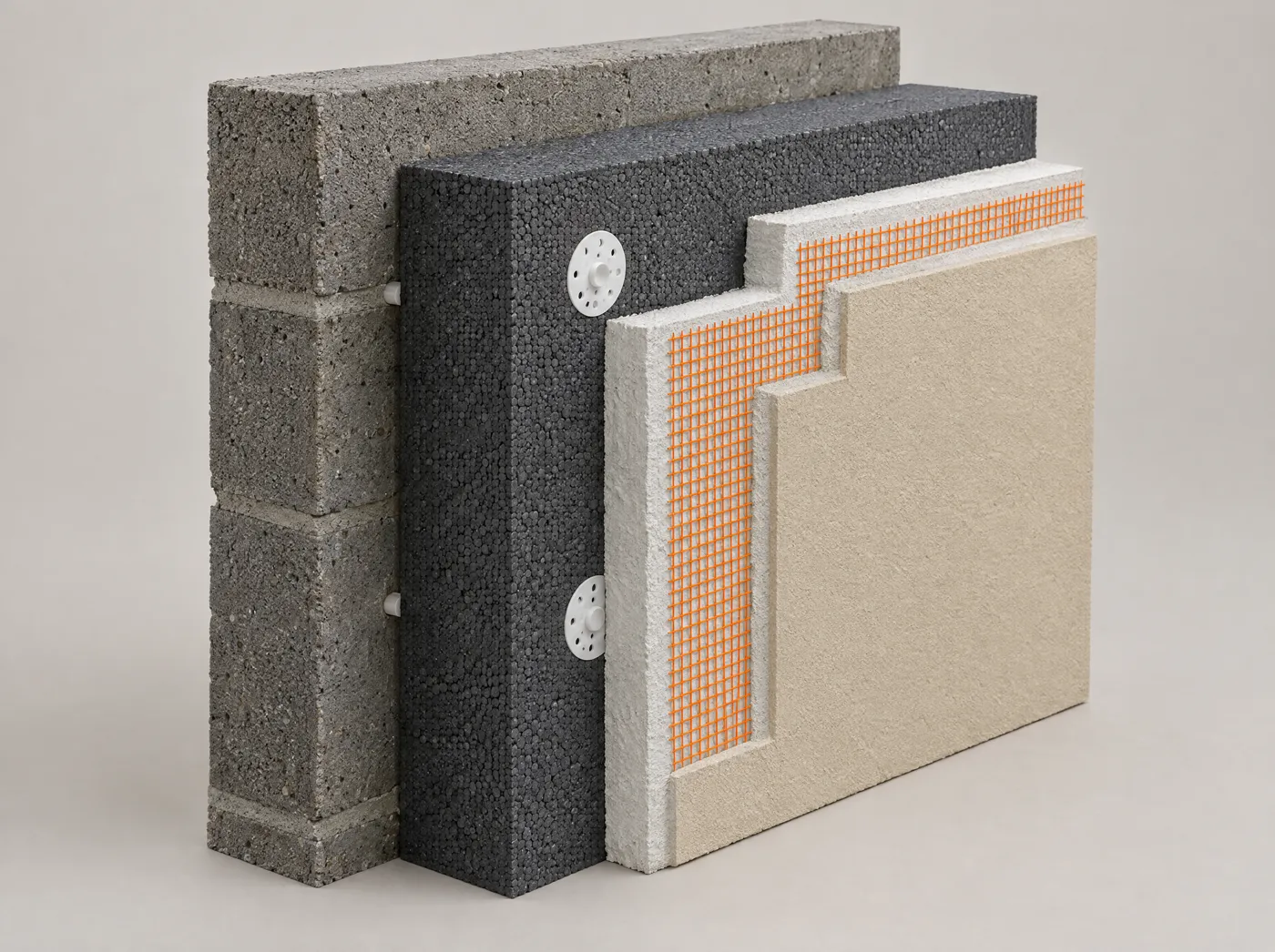 Coupe d'un mur isolé par l'extérieur : bloc béton, panneau isolant chevillé, sous-enduit armé du treillis, enduit de finition
